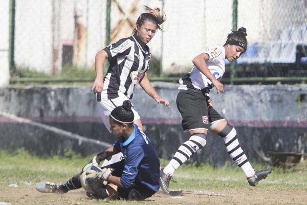 Atacante Las Veloso para na goleira alvinera