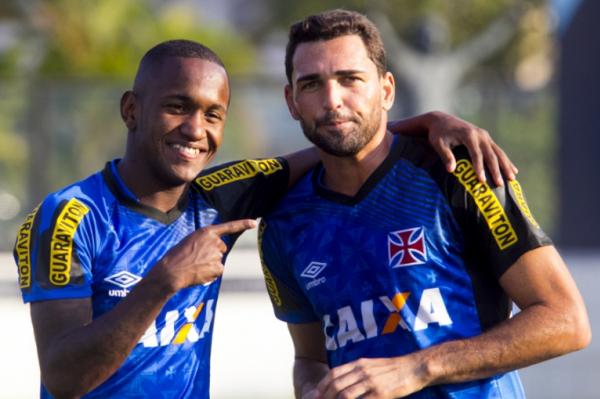 Yago parabeniza Gilberto durante treino na Colina