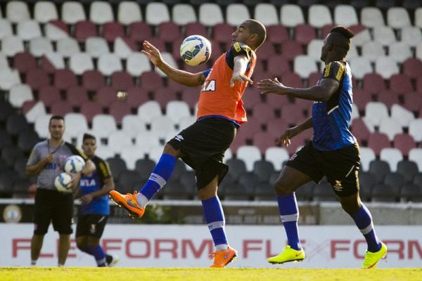 Zagueiro Rodrigo e Riascos no treinamento desta sexta