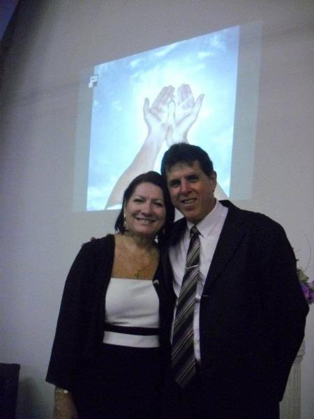 Hoje Ivan  pastor e prega a palavra de Deus junto com sua esposa