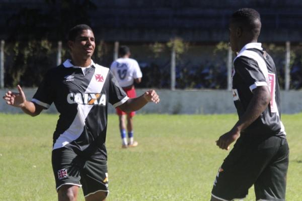 Ronaldo e Montezuma comemoram um dos gols vascanos