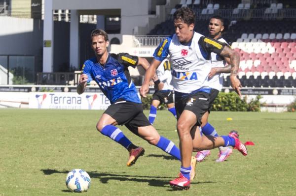 Romarinho e Diguinho durante o treino em So Janurio
