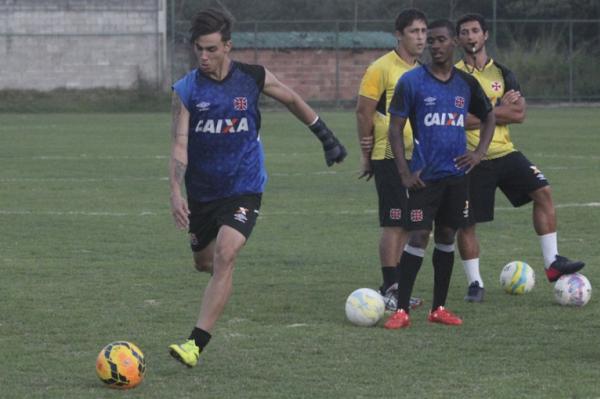 Bruno Cosendey treina cobranas de falta em Xerm