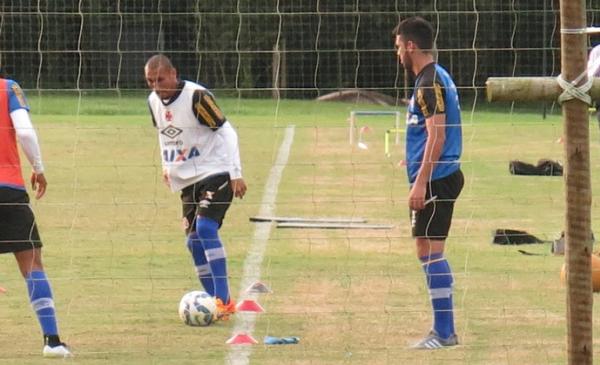 De tnis, Luan observa Guiazu na atividade da tarde em Mangaratiba 