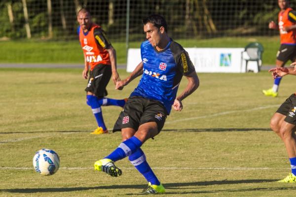 No futebol profissonal, Vasco recebe o Cruzeiro em So Janurio