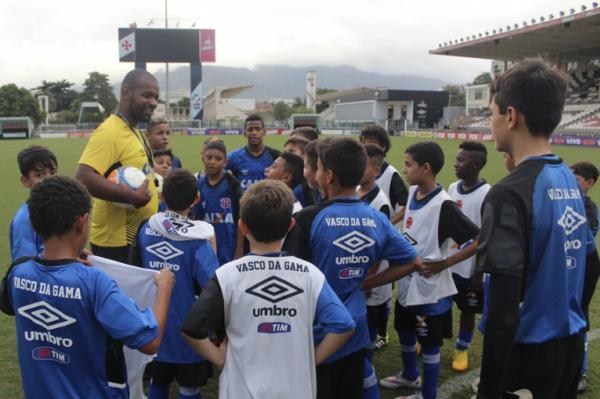 Vincius Almeida orienta jogadores no Caldeiro