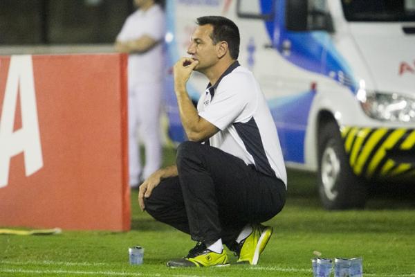 Doriva observa o time durante a derrota para o Cruzeiro