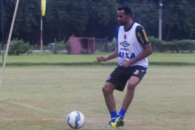 Aps curar dores, Serginho est liberado para treinar no Vasco e  disposio de Doriva