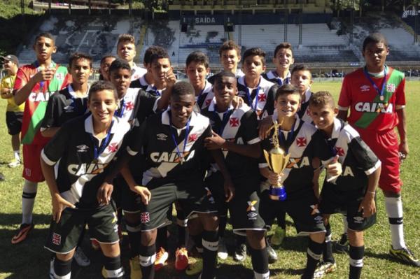 Jogadores festejam o terceiro lugar da Copa Leo da Serra