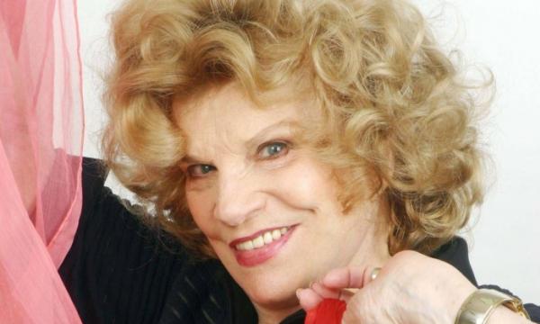 Tnia Carrero na pea 'Chega de histria', em 2006