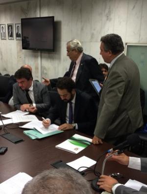 Eurico Miranda (C) discorda de Bandeira de Mello na reunio