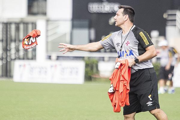 Tcnico Doriva distribui coletes na atividade desta quarta