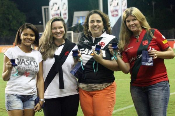 Scias vascanas posam com joia oficial do Vasco