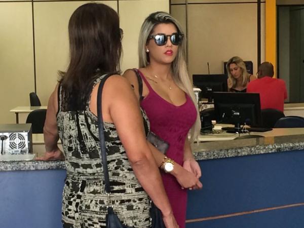 Patrcia Mello, ex de Bernardo, foi  delegacia acompanhada da me