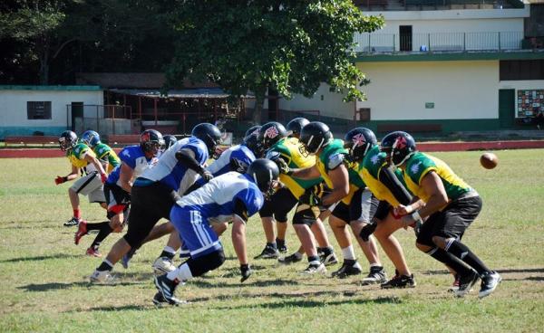 Vascanos treinam sob forte calor no CT da Portuguesa