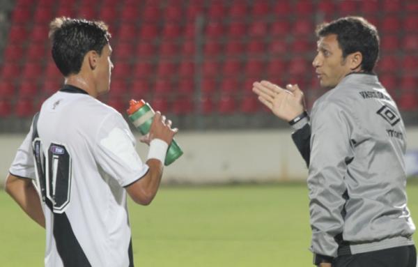 Rodney orienta Mateus Vital durante a partida