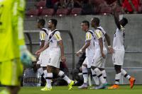 Jogadores comemoram gol de Riascos