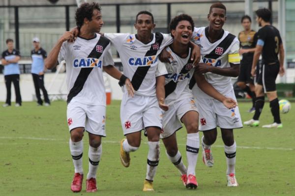 Jogadores comemoram gol marcado por Douglas Luiz