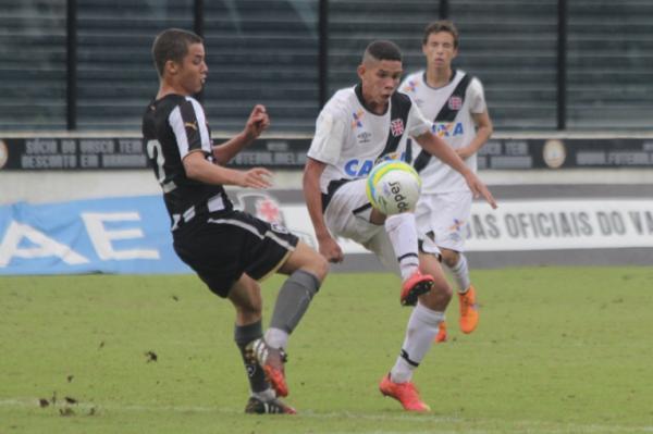 Paulinho aplicando lenol em jogador do Botafogo
