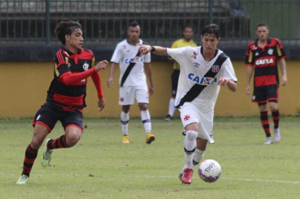 Mateus Vital encara marcao de Paquet