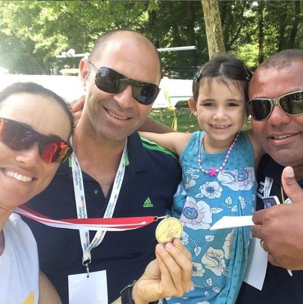Fabiana Beltrame exibe a medalha de 2 lugar em Varese ao lado da famlia