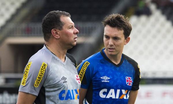 Celso Roth conversou com Dagoberto antes do treino