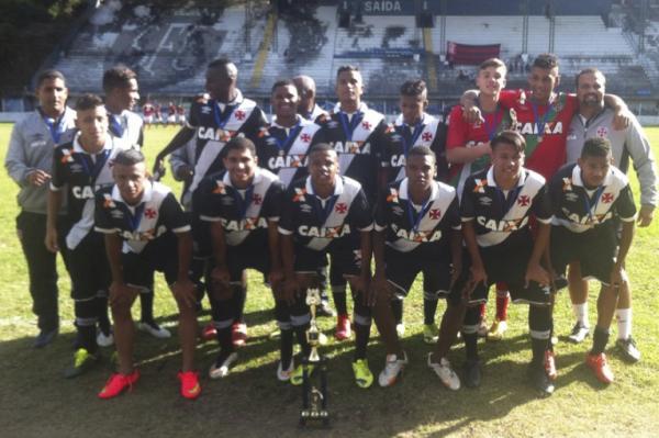 Jogadores vascanos festejam conquista da Copa Leo da Serra