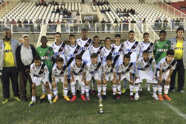 Mirim posa para foto aps partida contra o Nacional de Muria