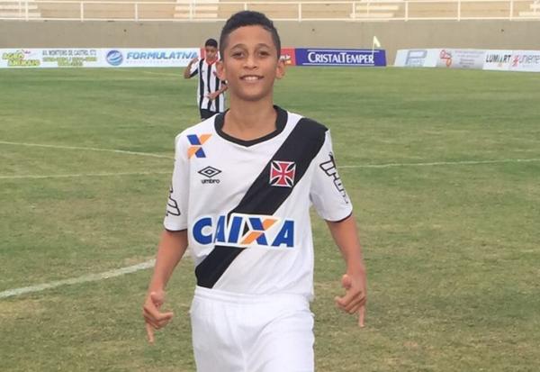 Thiago Vincius posa com a camisa vascana