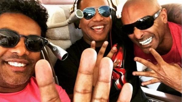 Assis, Diego e amigo chegam a Osaka