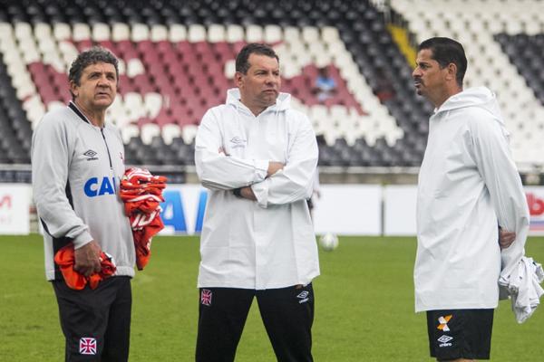 Auxiliares tcnicos Beto Ferreira (esquerda) e Valdir Bigode (direita) conversam com Celso Roth