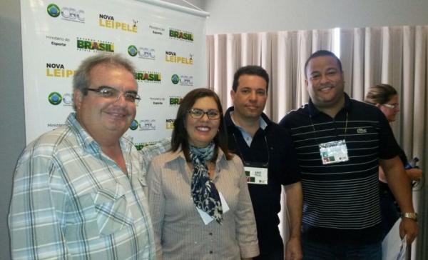 Francisco Villanova ( esquerda) e Carlos Magno ( direita) com membros da CBC