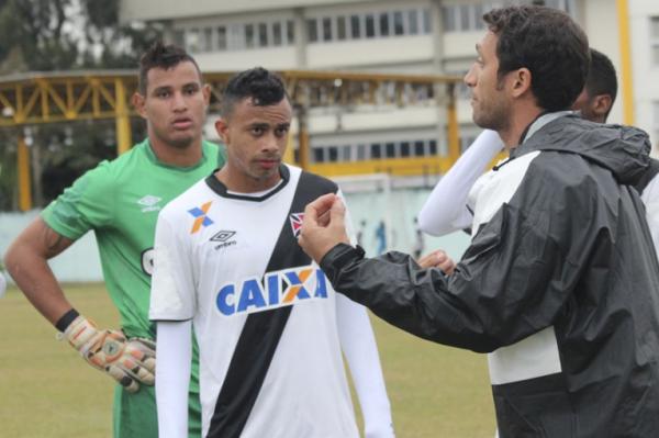 Rodney Gonalves conversa com jogadores em Resende