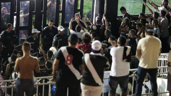 Torcedores protestam em So Janurio depois de o Vasco ser derrotado
