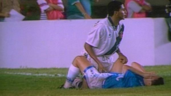 Nelson apalpa Luis Fernando, no Mineiro