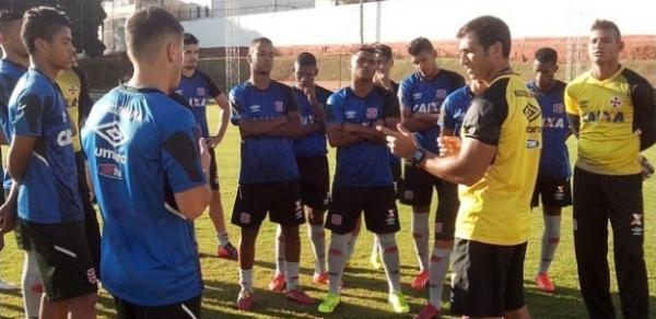 Elenco sub-20 treina com meies da Reebok da temporada de 2008