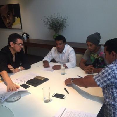 Assis e Ronaldinho em reunio de trabalho antes de viagem para fora do pas