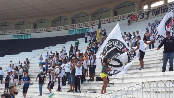 Torcida Fora Jovem do Vasco apoio o time no treino em So Janurio na manh deste sbado