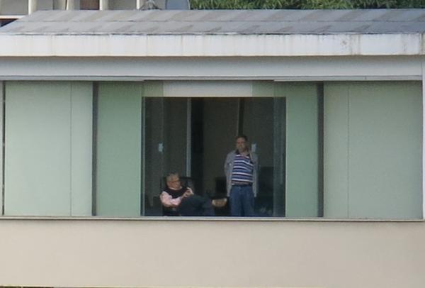 Eurico Miranda, que autorizou a entrada da torcida, assistiu ao treino da sala da presidncia