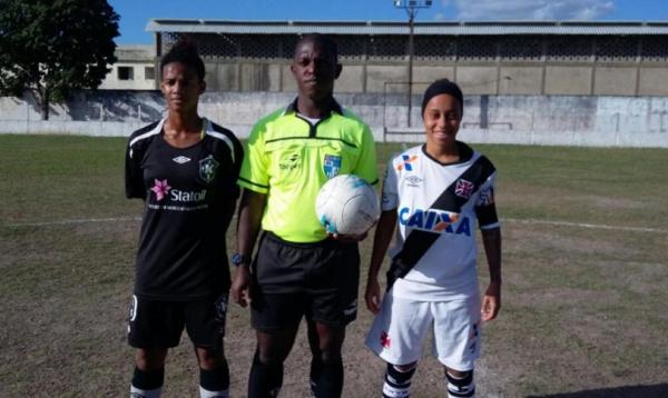 Capites dos dois times antes do incio da partida