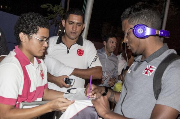 Thalles atendeu aos torcedores na chegada na capital de Mato Grosso