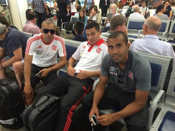 Emerson Sheik, Ayrton (do Fla) e Julio Csar (do Vasco) conversam enquanto aguardam o embarque