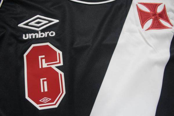 Camisas oficiais autografadas de Charles Byrd esto entre os prmios