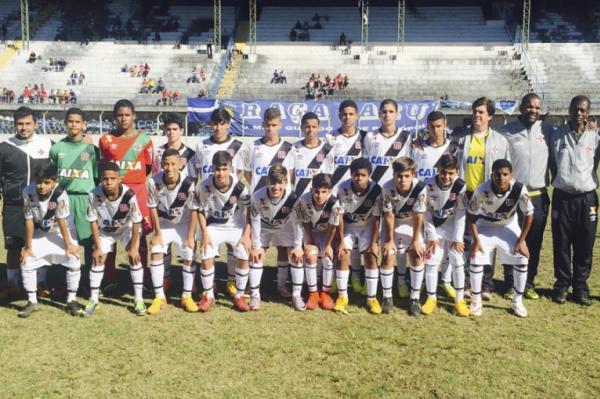 Equipe sub-13 no Estdio Atlio Marotti, em Petrpolis