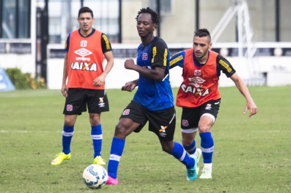 Andrezinho disputa bola com Jean Patrick durante treinamento