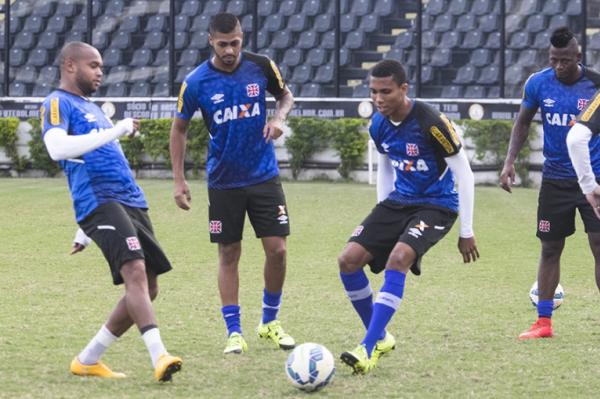 Jogadores que comearam jogando o clssico bateram bola no gramado