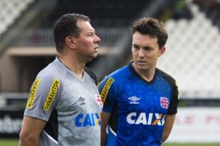 Celso conversa com Dagoberto: tcnico quer retorno do jogador
