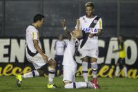 Jogadores comemoram o gol de Emanuel Biancucchi