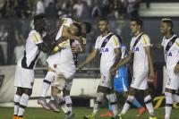 Jogadores comemoram o gol de Emanuel Biancucchi