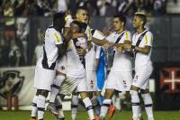 Jogadores comemoram o gol de Emanuel Biancucchi